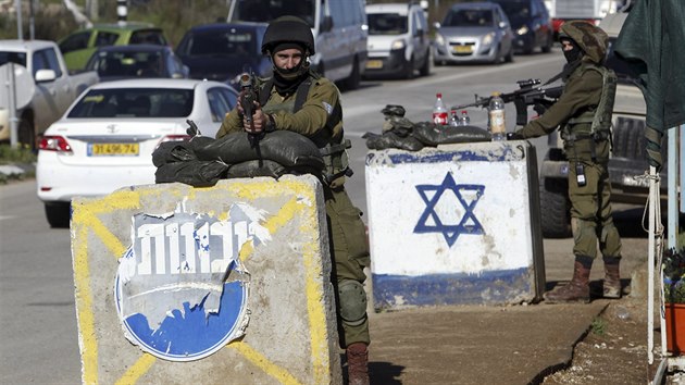 Palestinsk� �idi�ka u �idovsk� osady Gu� Ecion na Z�padn�m b�ehu Jord�nu najela autem na izraelsk�ho voj�ka a lehce ho zranila. Na m�st� byla zast�elena. (4. b�ezna 2016)