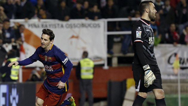Lionel Messi slav branku, brank Juan Carlos Martin z Vallecana smutn odchz.