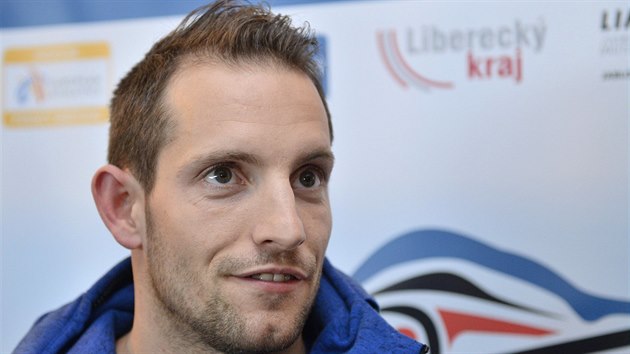 Svtový rekordman ve skoku o tyi Renaud Lavillenie z Francie, který se...