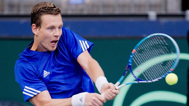 Tomá Berdych se pln koncentruje na úder v utkaní s Alexandrem Zverevem.