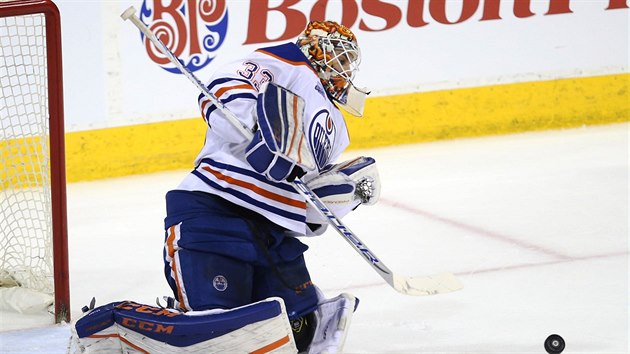Cam Talbot z Edmontonu zasahuje v utkn s Winnipegem.