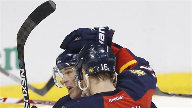 DVOJNSOBN RADOST. Aleksander Barkov vstelil gl, na kter mu nahrl Jaromr Jgr. esk tonk se dky asistenci osamostatnil v historickm bodovn NHL.