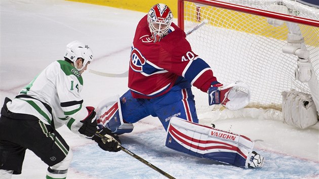 Jamie Benn z Dallasu ped brankem Montrealu Benem Scrivensem.