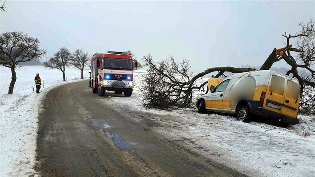 Nehoda, pi které narazila dodávka do stromu, se stala u obce Okrouhlá u...