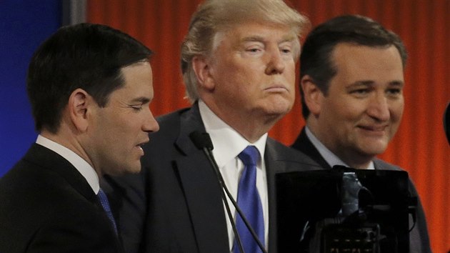 Republiknt kandidti na prezidenta Marco Rubio (vlevo), Donald Trump a Ted Cruz pi debat v Detroitu (4. bezna 2016).