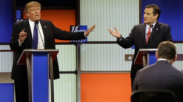 Republiknt kandidti na prezidenta Donald Trump a Ted Cruz pi debat v Detroitu (4. bezna 2016).