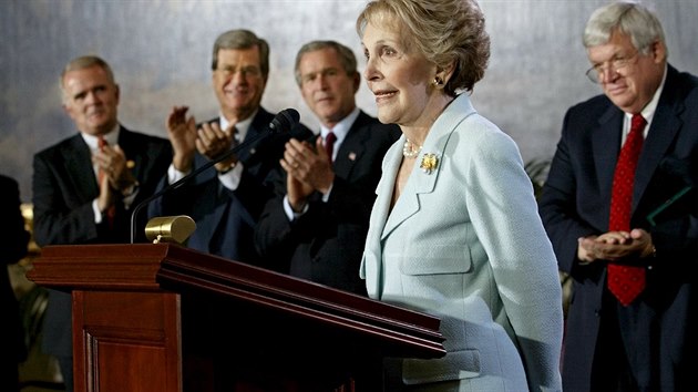 Nancy Reaganov� p�i slavnostn�m ceremoni�lu Gold Medal v budov� Kapitolu ve Washingtonu (16. kv�tna 2002).