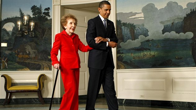 Americk prezident Barack Obama s bvalou prvn dmu USA Nancy Reaganov na snmku z 2. ervna 2011.