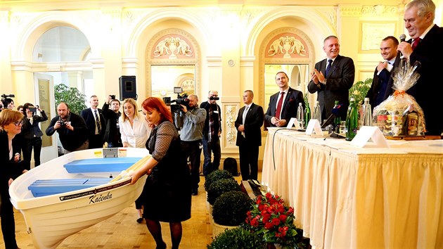 Dvoumístnou bílou pramici dostal prezident Miloš Zeman na své cestě Karlovarským krajem (8. března 2016).