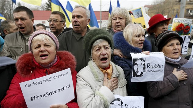Demonstrace za proputn Savenkov ped ruskou ambasdou v Kyjev (9. bezna 2016)