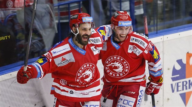 Tinet hokejist Petr Kanko (vlevo) a Vladimr Svaina se raduj z glu v pedkole proti Zlnu.