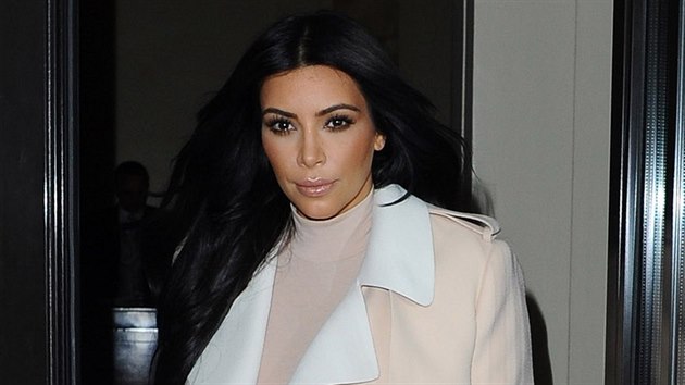 Nejznámější milovnicí stahovacího prádla je profesionální celebrita Kim kardashianová.