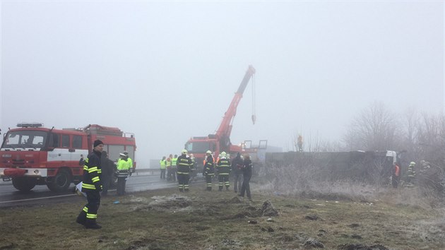 U Panenského Týnce na Lounsku havaroval autobus se čtyřmi desítkami dětí. Záchranná služba vyhlásila mimořádnou událost (9.3.2016)