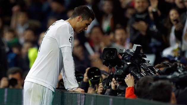 SMV DO KAMERY, PROSM. Cristiano Ronaldo se po nepromnn anci zastavil a u bariry, za kterou maj msto kameramani a fotografov.