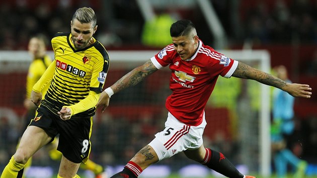 Valon Behrami v dresu Watfordu obchz obrnce Manchesteru United Marcose Roja.