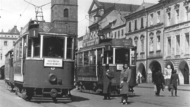 Českobudějovické hlavní náměstí v době, kdy na něm jezdily tramvaje městské hromadné dopravy.