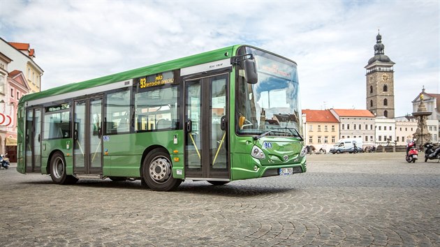 Dopravní podnik zkoušel už před rokem midibus Heuliez v historickém centru Českých Budějovic. Podobně budou vypadat i elektrobusy.