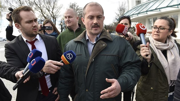 Předseda krajně pravicové Lidové strany Naše Slovensko Marian Kotleba přichází na televizní debatu v TV Markíza (6. března 2016)