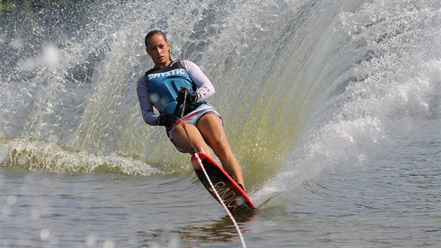 Vodní lyžování není v Česku zrovna tradiční sport, přesto Kateřině Švecové učaroval.