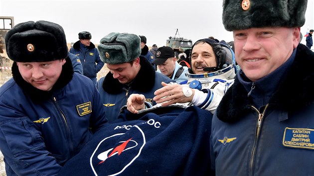 Michail Kornijenko po přistání v kazašské stepi (2. březen 2016)