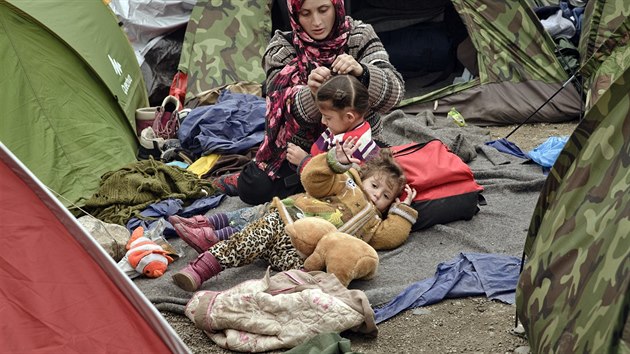 Mnoho uprchlk uvzlo v ecku pot, co Makedonie prakticky uzavela sv hranice (7. bezna 2016)