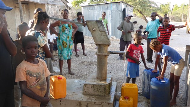 Lidé z vesnice na severozápadě Haiti u opravené studny.