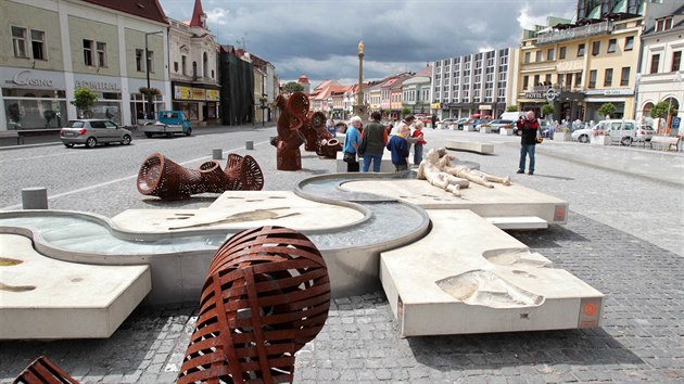 Sochy jsou sou��st� rozs�hl�ho d�la na mladoboleslavsk�m Starom�stsk�m n�m�st�. Dopl�uj� �eku Jizeru, diskuse pak vyvol�vaj� kovov� vrby.