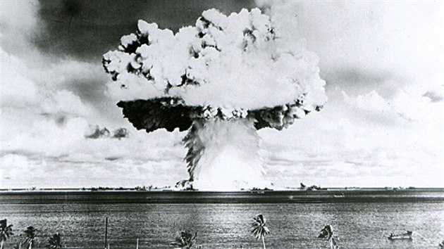 Jeden z podmořských testovacích výbuchů jaderných zbraní u Marshallových ostrovů (červenec 1946)