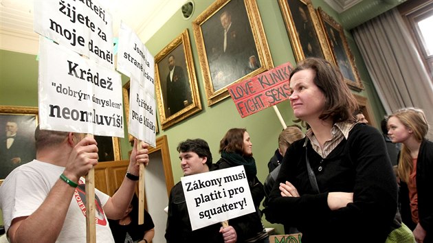 Pznivci i odprci aktivist na mimodnm jednn zastupitelstva Prahy 3, na kterm se e dal osud ikovsk Kliniky. (8. bezna 2016)