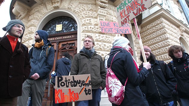 Příznivci Kliniky se sešli před radnicí Prahy 3, v 15 hodin se přesunuli do budovy radnice na mimořádné jednání. (8. března 2016)