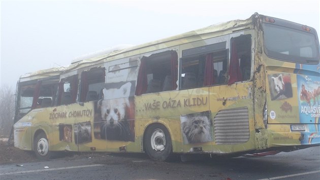 Na silnici I/7 u Panenskho Tnce na Lounsku havaroval autobus se tyiceti dtmi (9.3.2016).