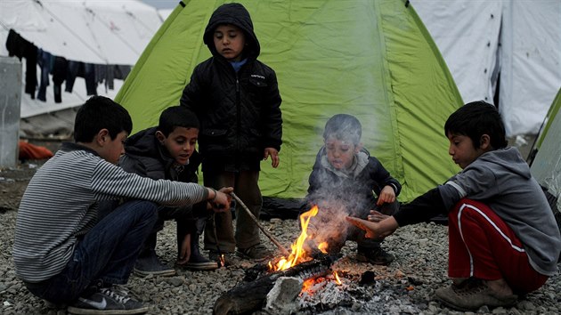 Benci ve stanovm tboe u eck vesnice Idomeni (29. nora 2016)