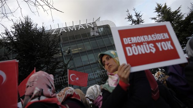 Protest proti nasazen nucench sprvc do veden tureckho denku Zaman (4. bezna 2016)