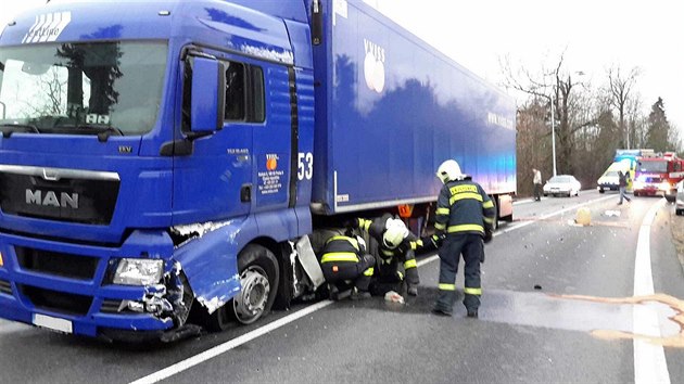 Hasii pi snaze zastavit unikajc palivo z havarovanho kamionu.