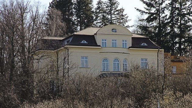 Bval domov rodiny Budischowskch se nabz k prodeji u estm rokem. Cena za tu dobu klesla zhruba o tetinu.