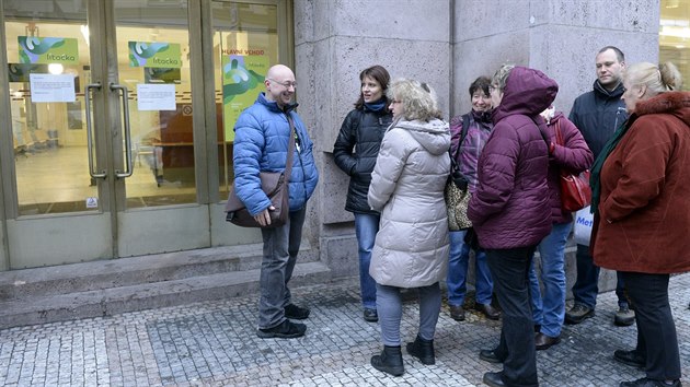 Pracovnci praskho magistrtu zaali 1. bezna ve kodov palci v Jungmannov ulici vydvat cestujcm MHD novou kartu Ltaku.