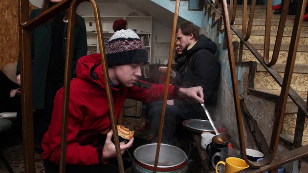 Squatei se schz na sndani obansk neposlunosti, kterou svolali v centru Klinika, kter maj bhem dne opustit (2.3.2016).