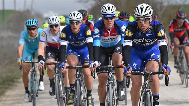 Zdenk tybar vede peloton pi závodu Strade Bianche.