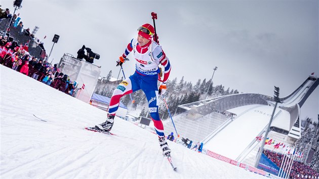 DAL MEDAILE. Ole Einar Bjrndalen uhn za stbrem ve sthace biatlonist mistrovstv svta v Oslu.