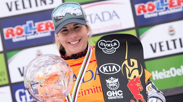 Ester Ledeck svr v ruce velk kilov glbus pro snowboardovou krlovnu sezonu v paralelnch zvodech.