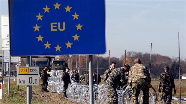 Cedule EU v mst, kde Slovinci stav plot proti bencm.