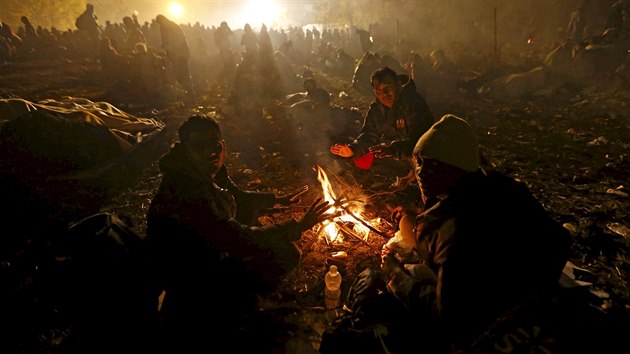 Uprchlci ekaj na pekroen slovinsko-rakousk hranice u msta Sentilj ve Slovinsku.