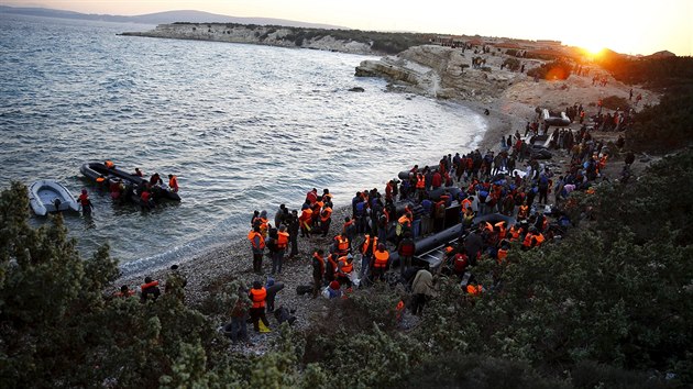 Uprchlci a benci na pobe Turecka ped cestou na eck ostrovy.