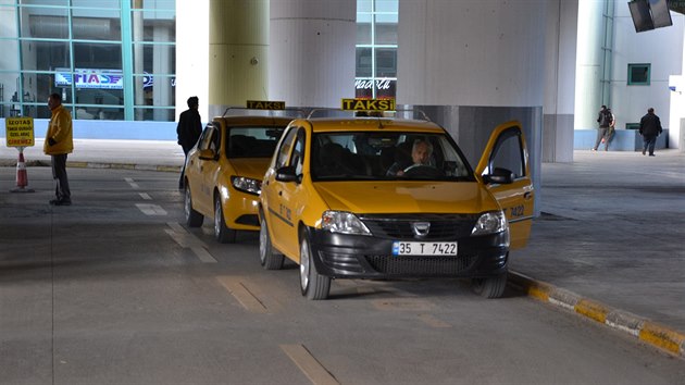 Vozy taxisluby na autobusovm ndra v Izmiru.