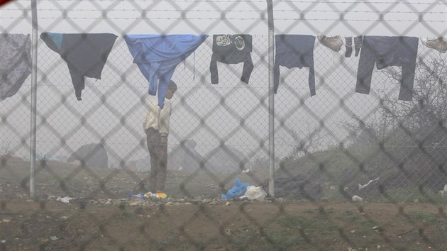 Vysok plot slou jako ra na prdlo. Tbor Idomeni u ecko-makedonsk hranice. (8. bezna 2016)