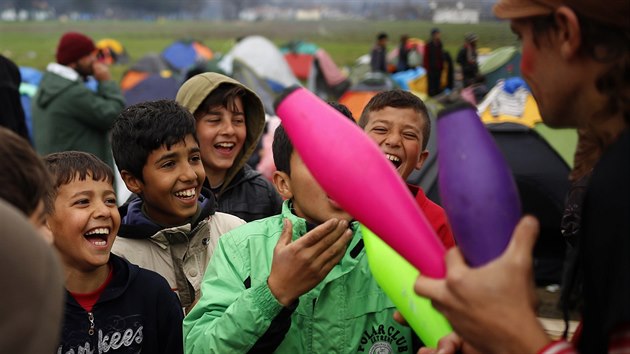 Do uprchlickho tbora Idomeni dorazil klaun. (9. bezna 2016)