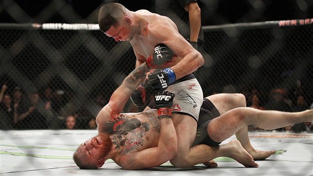 Irský bojovník MMA Conor McGregor zaívá nejt잚í chvíle ve své kariée v UFC....