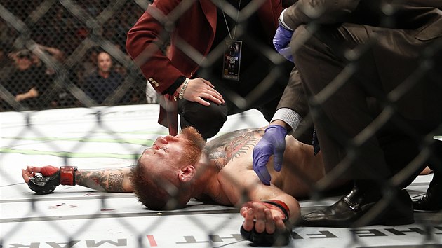 PRVN PORKA. Irsk bojovnk MMA Conor McGregor prv zail svou prvn porku v UFC.