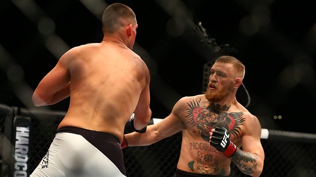 Irsk bojovnk MMA Conor McGregor (vpravo) bojuje s Natem Diazem.