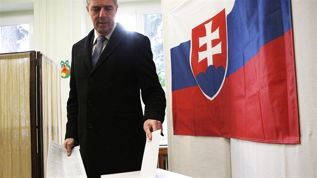 Slovenský poslanec a předseda strany MOST-HÍD Béla Bugár u voleb v Šamoríně. (5.3.2016)